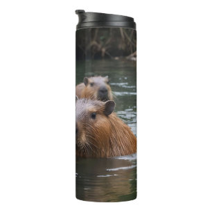 das Baden von Capybaras im Fluss, Thermosbecher