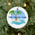 Das Beach Bum Personalisiert tropische Weihnachten Keramik Ornament<br><div class="desc">The Beach Bum Personalisiert tropische Palmen Bäume Weihnachtsfeier Keramik ^</div>