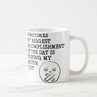Das Behalten meiner Mund geschlossenen lustigen Kaffeetasse