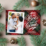 Das Beste ist noch zu kommen frohe Weihnachts-Foto<br><div class="desc">Dieses klassische Fotokartendesign zeichnet sich durch einen karierten Hintergrund aus,  den Gruß "Das Beste ist noch zu kommen",  ein vertikales Foto und Ihre Botschaft in Weiß-Schrift. Das Hintergrundmuster kann entfernt und durch eine solide Farbe ersetzt werden,  wenn Sie möchten - blättern Sie einfach bis zum unteren Rand des Personalisierungs-Drop-Down-Menüs.</div>