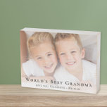 Das beste Oma-Foto der Welt Holzkisten Schild<br><div class="desc">Geben Sie der weltbesten Großmutter ein elegantes,  individuelles Foto Holzkastenzeichen,  dass sie jahrelang schätze. Personalisieren Sie mit einem Foto ihrer Enkel,  passen Sie den Ausdruck "Bestes Oma der Welt" an und wie sie adressiert wird (Grammy,  Nana,  etc.),  und fügen Sie ihre Enkel Namen in eleganter Typografie.</div>