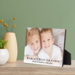 Das beste Opa-Foto der Welt Fotoplatte<br><div class="desc">Geben Sie dem weltbesten Großvater eine elegante,  kundenspezifische Foto-Plakette,  die er jahrelang schätzen wird. Personalisieren Sie mit einem Foto,  personalisieren Sie den Ausdruck "Bester Großvater der Welt" und wie er adressiert wird (Poppop,  Papa,  etc.),  und fügen Sie Enkelkinder-Namen hinzu.</div>