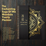 Das bezaubernde Saga von mir - Mandala jährlich Planer<br><div class="desc">Nehmen Sie an einer Reise der Selbstfindung und des persönlichen Wachstums mit dem bezaubernden Saga Of Me - Mandala Yearly Planner teil. Dieser elegante Planer zeichnet sich durch ein luxuriöses Schwarz-Gold-Mandala-Design auf dem Cover aus und bietet eine stilvolle und inspirierend Art, Ihr Jahr zu organisieren. Mit viel Platz für monatliche...</div>