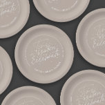 Das Brautparty der Saison Taupe Pappteller<br><div class="desc">"Diese Jahreszeit zum Feiern ist eine schicke Winter-Brautparty-Papiertafel,  mit einem Header,  der "'Dies ist die Jahreszeit zu feiern" in einer stilvollen Schrift Typografie in Weiß auf einem taupe Hintergrund. Wenn Sie ein Stück,  das nicht in der Sammlung ist,  lass mir bitte wissen (Maria)... Ich bin gerne zu helfen.</div>