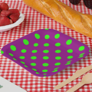 Das Design der Lila Polka-Dots ist grün Pappteller