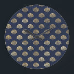 Das Design der Vintagen Art Deco Blume von Gold un Große Wanduhr<br><div class="desc">Ein hübsches Kunstmuster aus Deko in der Marineinfassade und in der goldenen Farbenpracht.</div>