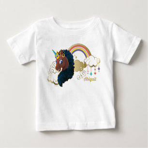 Das Design von Regenbogen und Wolken im Einhorn Baby T-shirt