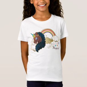 Das Design von Regenbogen und Wolken im Einhorn T-Shirt