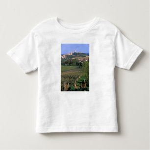 Das Dorf San Gimignano liegt im Wald Kleinkind T-shirt