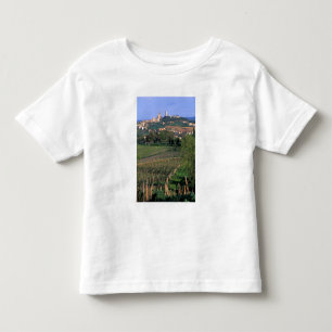 Das Dorf San Gimignano liegt in den sanften Kleinkind T-shirt