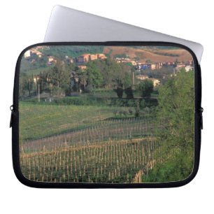 Das Dorf San Gimignano liegt in den sanften Laptopschutzhülle