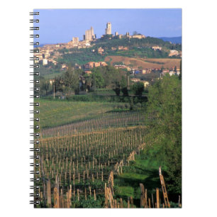 Das Dorf San Gimignano liegt in den sanften Notizblock