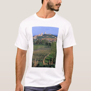 Das Dorf San Gimignano liegt in den sanften T-Shirt
