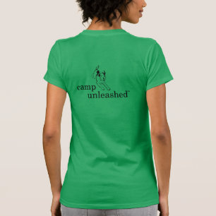 Das dunkelgrüne T-Shirt der Frauen