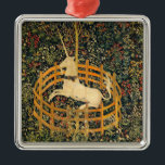 Das Einhorn in Gefangenschaft Ornament Aus Metall<br><div class="desc">Ornament mit der mittelalterlichen Tapisserie The Unicorn in Gefangenschaft (1495-1505). Die siebte Tapisserie in The Unicorn Tapestries - auch bekannt als The Unicorn Erholungen in a Garden - zeigt ein Weißeinhorn mit einem Kragen, der in einem Zaun sitzt. Grünes Gras und schöne Blume umgeben das Einhorn. Ein fantastisches Geschenk für...</div>