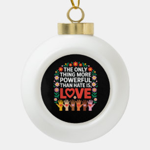 Das Einzige, was mächtiger ist als Hass, ist Liebe Keramik Kugel-Ornament