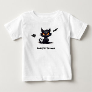Das erste Halloween des Babys. Katzengelbe Augen.  Baby T-shirt