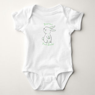 Das erste Ostern des Babyjungen mit niedlichem Has Baby Strampler