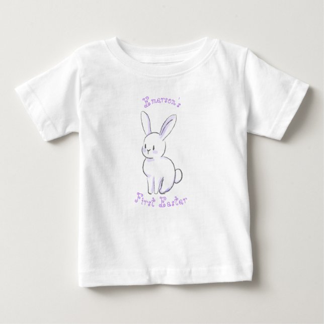 Das erste Ostern des Babys mit niedlichem Sitzbänk Baby T-shirt (Vorderseite)