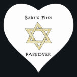 Das erste Passahfest des Babys Herz-Aufkleber<br><div class="desc">Feiern Sie das erste Passahfest des Babys mit jüdischen Stern- und Matzohgeschenken für die jüdischen Feiertage und Babykleid für das seder.</div>