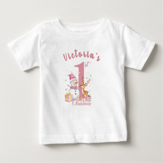Das erste rosa Weihnachtsfest des Babys. Schneeman Baby T-shirt