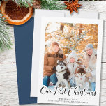 Das erste vertikale Foto der Weihnachtszeit in Han<br><div class="desc">Hand hat unsere erste Weihnachtskarte geschrieben. Die Fotovorlage ist ein Set für Sie, um ein vertikales Foto hinzuzufügen und Sie können auch den Gruß personalisieren - ideal für Neugeborene, neues Haustier, neue Zuhause, Neuvermählte etc. Einfaches modernes und elegantes Typografie-Design mit cooler Handschrift, die als Overlay am unteren Bildrand steht. Bitte...</div>