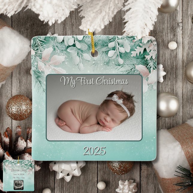 Das erste Weihnachtsfest des Babys im Grünen/Aquam Keramikornament (Von Creator hochgeladen)