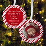 Das erste Weihnachtsfest im Foto New Parent Pepper Ornament Karte<br><div class="desc">Neue Eltern können sich an die Weihnachtsfeier Ihres Wunderkindes erinnern,  mit diesem süßen Foto-Ornament mit einem klassischen Pfefferminzstreifen in Rot und Weiß mit einem Foto auf der einen Seite und einem Text auf der Rückseite.</div>