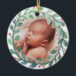 Das erste Weihnachtsschmuck des Babys | Weihnachte<br><div class="desc">Personalisierte Kreise-Ornamente mit unseren Aquarellkranzkunstwerken, die einen Platzhalter umgeben, um das Foto Ihres Babys zu setzen. Personalisieren Sie den Rücken mit dem Namen, Geburtsdatum und Gewicht des Babys auf der Rückseite. Das ist ein großartiges einmaliges Geschenk für Familie und Freunde.</div>