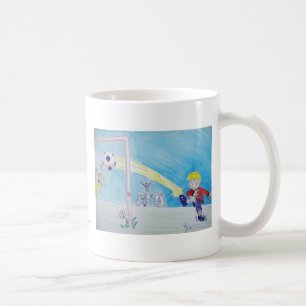 Das erste Ziel eines Jungen, das Fußball spielt Tasse