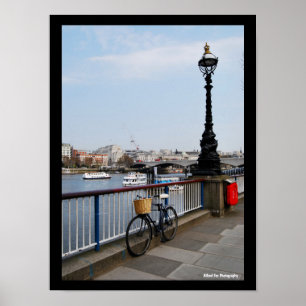 Das Fahrrad an der Themse Poster