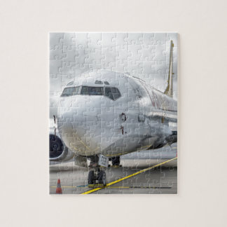 Das Flugzeug auf dem Flughafen an der Straße Puzzle