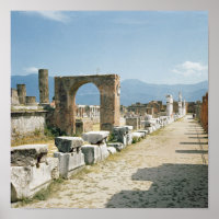 Das Forum mit den Bergen im Hintergrund