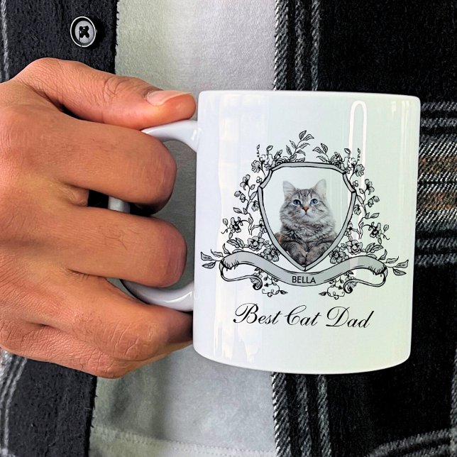 Das Foto deiner Katze in einem Wappen mit Blumen | Kaffeetasse (Von Creator hochgeladen)