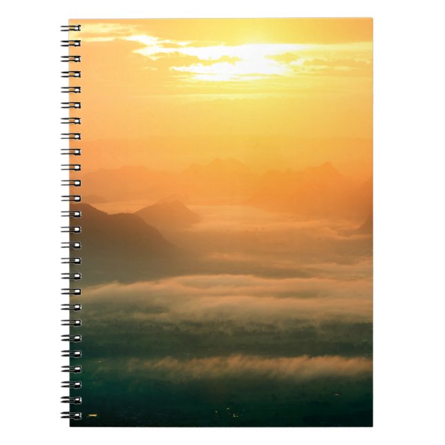 Das Foto der Landschaft, der wunderschöne Nebel am Notizblock (Vorderseite)
