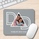 Das Foto des Weltbesten Vaters zum Tag des eigenen Mousepad<br><div class="desc">Dieses World's Best Vater Foto Mouse Pad ist mit dem Wort VATER in weißer Typografie auf grauem Hintergrund dekoriert. Einfach mit Ihrem Foto anpassbar. Macht ein perfektes Vatertagsgeschenk.</div>