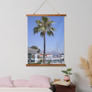 Das Gebiet des Yachtclubs Kemer mit Palmen Wandteppich Mit Holzrahmen