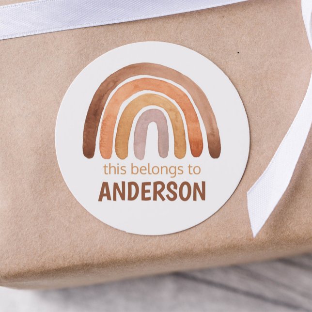 "Das gehört zu.." Earthy Tone Rainbow Name Runder Aufkleber (Von Creator hochgeladen)