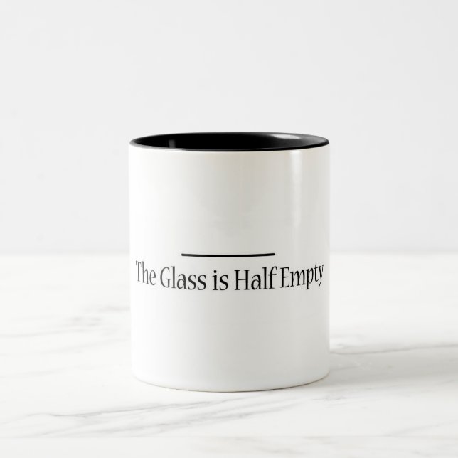 Das Glas ist jetzt halb leer Zweifarbige Tasse (Mittel)