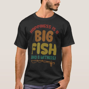 Das Glück beim Angeln ist ein großer Fisch und ein T-Shirt