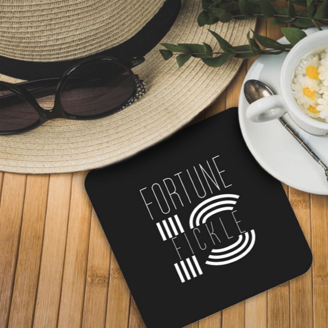 Das Glück ist ein wackeliges Sprichwort Schwarz-we Rechteckiger Pappuntersetzer (Von Creator hochgeladen)