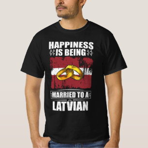 Das Glück ist einem Lettland Verheiratet T-Shirt