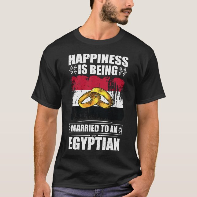 Das Glück wird einem Ägypter Verheiratet T-Shirt (Vorderseite)