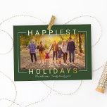 Das glücklichste grüne Foto der Moderne Folien Feiertagskarte<br><div class="desc">Die Weihnachtskarte "Happiest Holidays" zeichnet sich durch ein horizontales Format aus, das durch landschaftliches Foto und moderne reale Goldfolien-Grußtexte ergänzt wird, die das Bild rahmen und überlagern. Personalisieren Sie den einfachen Skripttext mit einer Familiensignatur und dem Jahr, und wählen Sie eine zusätzliche Nachricht auf der Kartenrückseite. Auf der Rückseite sind...</div>