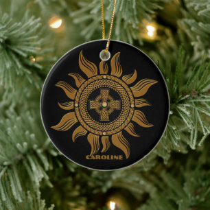 Das goldene keltische Kreuz. Keramik Ornament