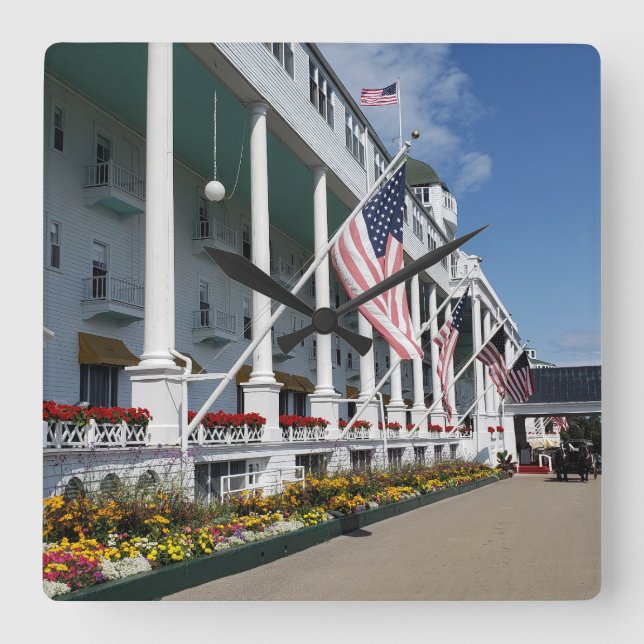 Das Grand Hotel auf der Insel Mackinac, Michigan Quadratische Wanduhr (Vorderseite)