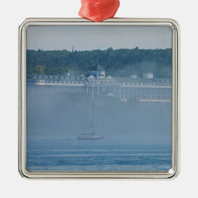 Das Grand Hotel durch den Nebel Ornament Aus Metall (Vorne)