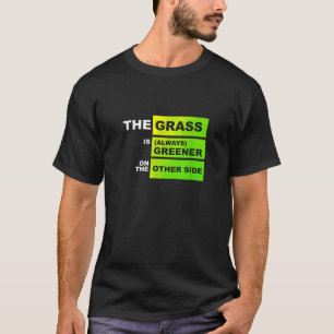 Das Gras ist auf der anderen Seite grüner T-Shirt
