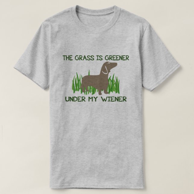 Das Gras ist grüner unter meiner Dackel Hot Dog T-Shirt (Design vorne)