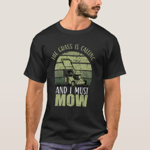 Das Gras ruft und ich muss die Gartenarbeit mähen T-Shirt